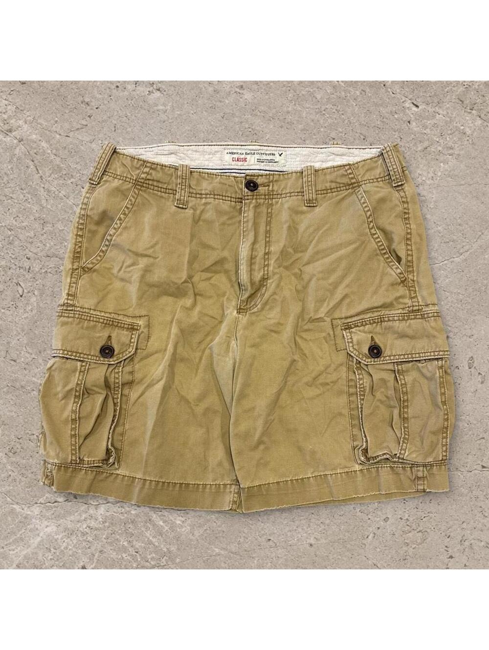 Beautiful pair of Vintage baggy Y2K American Eagle Outfitters tan cargo shorts